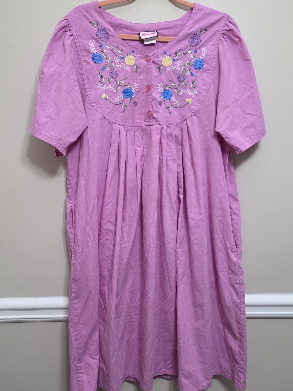 Vintage Granada Ladies Size L Embroidered Night Gown Mumu Lavender W/Pockets